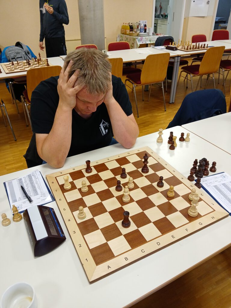Echte Schwerarbeit musste Daniel Müller leisten, bis der Punkt im Endspiel im Sack war.