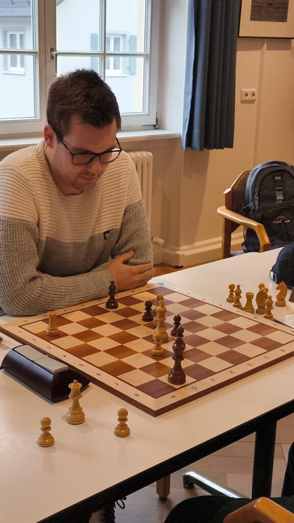 Sebastian Baur besiegte in einer wilden Partie Roman Tutschka.