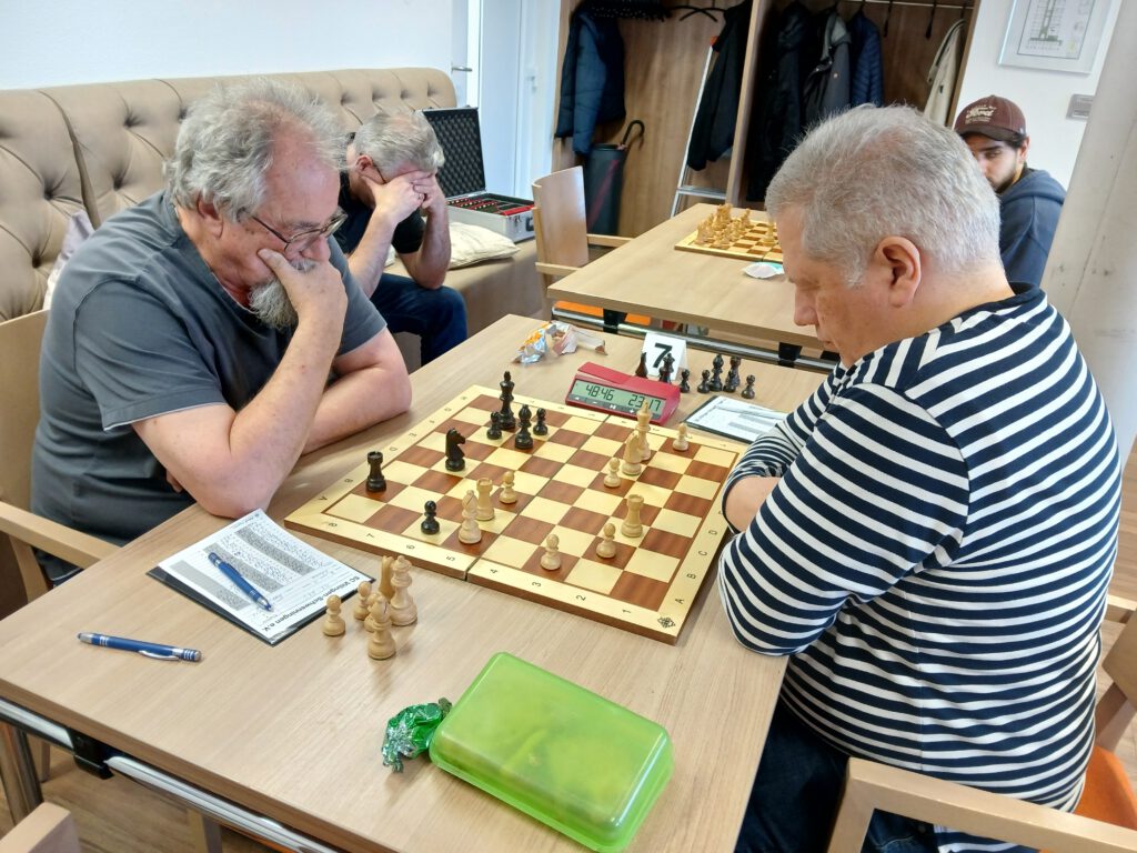 Trotz heftigen Widerstand musste Hubert Rapp (links im Bild) sich seinem Gegner Ulrich Schwarz geschlagen geben und Konstanz den entscheidenden Brettpunkt einräumen.